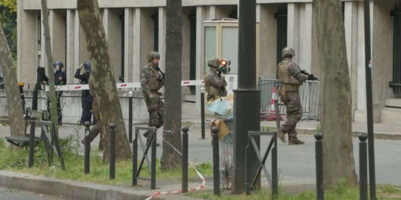 Une importante opération policière au consulat d'Iran à Paris, le 19 avril 2024.