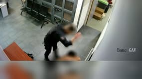 Deux policiers ont été filmés en train de frapper un homme en garde à vue au commissariat des 5e et 6e arrondissements de Paris, le 25 juillet 2024.