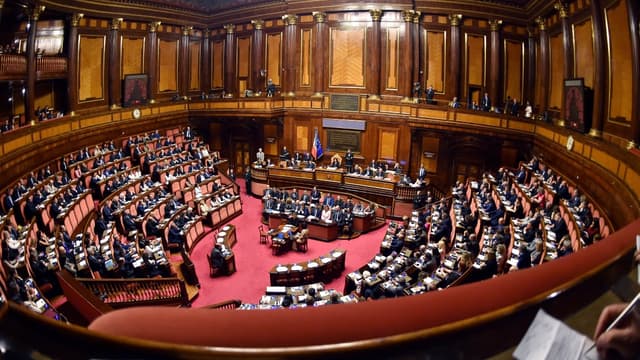 Le Sénat italien a adopté le texte détruisant le "Jobs Act" de Renzi.