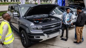 Des délégués et des participants examinent un véhicule électrique (VE) présenté lors d'une exposition sur les véhicules électriques lors du deuxième Sommet africain sur le climat (ACS2) au Centre international de congrès d'Addis-Abeba, le 8 septembre 2025. Alors que les ventes de véhicules électriques (VE) en Afrique ne représentaient que 1 % du marché mondial en 2024, selon l'Agence internationale de l'énergie, l'Éthiopie espère changer la donne. L'année dernière, le gouvernement a interdit, pour la première fois au monde, l'importation de véhicules à essence et diesel, en partie pour des raisons écologiques, mais aussi pour aider le pays à se passer d'un carburant de plus en plus cher.