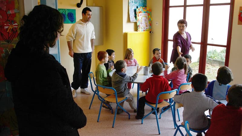 Des enfants écoutent un animateur dans la salle de restaurant du centre de loisirs de Borie-Bru, près de Périgueux