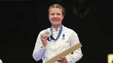 Camille Jedrzejewski sur le podium avec sa médaille d'argent olympique 