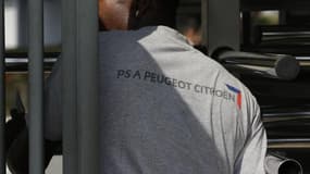 Les syndicats de PSA Peugeot Citroën ont approuvé vendredi le déblocage anticipé des départs de salariés de l'usine d'Aulnay-sous-Bois (Seine-Saint-Denis), où la situation est tendue depuis plusieurs semaines. /Photo d'archives/REUTERS/Philippe Wojazer