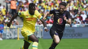 Nantes-TFC : l'attaquant de Nantes Guessand en duel avec le Toulousain van den Boomen