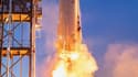 La fusée New Shepard de la société spatiale Blue Origin, qui a fourni cette photo non datée, décolle au Texas