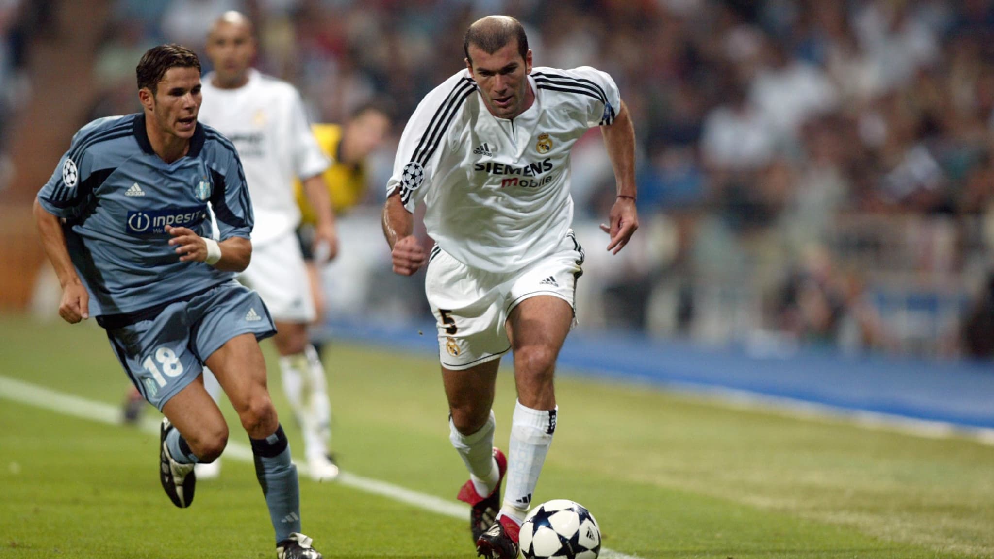Zinédine Zidane avec le Real Madrid face à Camel Meriem de l'OM en Ligue des champions, le 26 novembre 2003