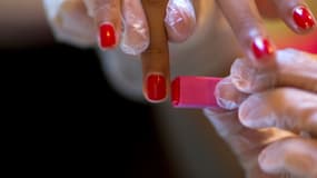 Une femme recevant un test rapide du VIH le 23 septembre 2013 à Paris. 