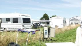 300 caravanes et 1000 personnes occupent l'aérodrome de Boos, en Seine-Maritime.