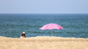 Une vacancière à Hossegor (Landes), le 30 mai 2023.