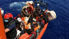 Des migrants dans une embarcation en bois sont secours par l'équipe de SOS Méditerranée et recueillis sur le bateau Ocean Viking, au large de l'île de Lampedusa, le 25 juin 2020. (Photo d'illustration).