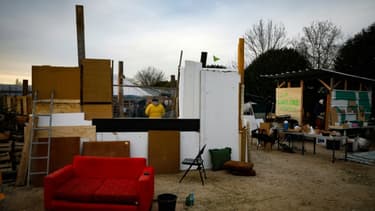 Des cabanes de fortune sur le site de la ZAD de Gonesse créée pour s'opposer à la construction d'une gare et d'une zone d'activités, le 13 février 2021