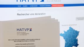 Une photo prise le 24 juillet 2014 à Paris montre une déclaration d'intérêts affichée devant la page du site web de la HATVP (Haute Autorité pour la Transparence de la Vie Publique). 