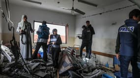 Des journalistes à l'intérieur de l'hôpital Nasser à Khan Yunis (Gaza) détruit par une attaque aérienne d'Israël, le 13 juin 2025.