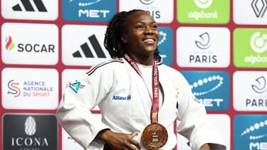 Clarisse Agbegnenou sur le podium lors du Grand Slam de Paris le 4 février 2024