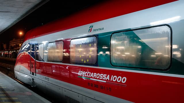 Un train grande vitesse Trenitalia au départ de la gare de Lyon, le 18 décembre 2021.