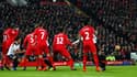 Philippe Coutinho se glisse derrière le mur de Liverpool sur un coup-franc de Tottenham tiré par Christian Eriksen.