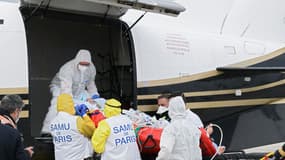Evacuation d'un patient Covid en avion vers Bordeaux, le 14 mars 2021 à Orly