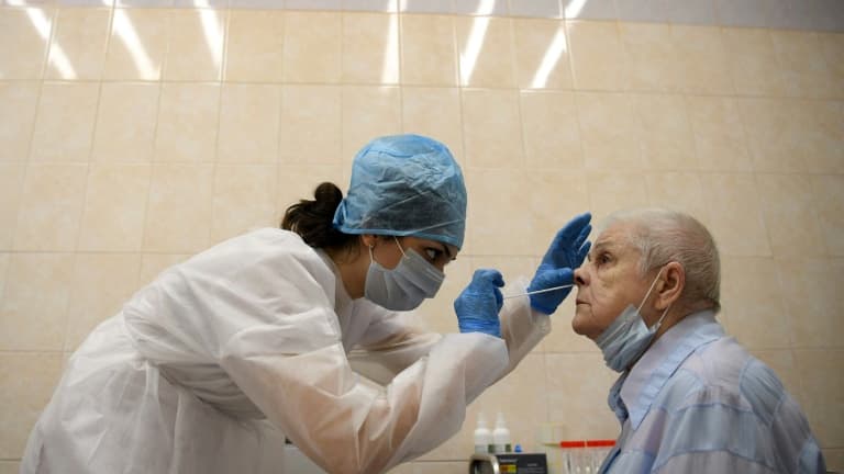 Une soignante procède à un test de dépistage du Covid-19 dans un centre médical à Moscou le 16 juillet 2020