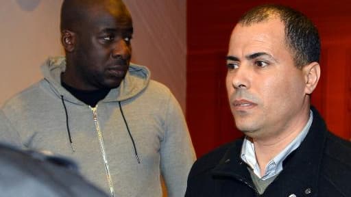 Siyakha Traore (g) et Adel Benna, les frères  de Bouna Traore et Zyed Benna, les deux adolescents morts dans un site EDF en 2005, au dernier jour du procès de deux policiers à Clichy-sous-Bois, le 20 mars 2015