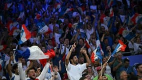 Le public en liesse après la victoires des volleyeurs en finale du tournoi olympique, la 15e médaille d'or française de ces Jeux, le 10 août 2024 à Paris