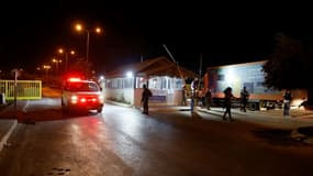 Des forces israéliennes postées à un barrage au moment du passage d'une ambulance transportant les blessés israéliens d'une attaque au couteau dans une colonie de Cisjordanie occupée près de Ramallah, le 26 juillet 2018