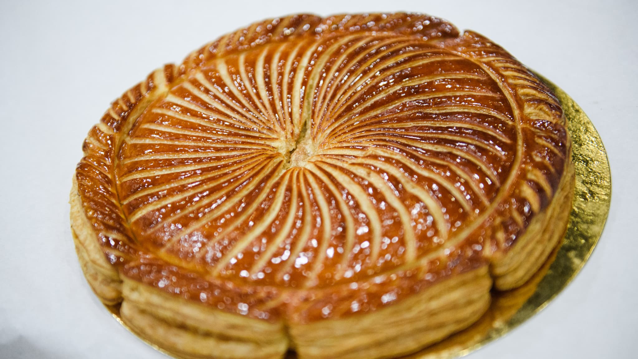 Une galette des rois à la frangipane exposée lors du concours des « Meilleurs gâteaux de l'Épiphanie » organisé par l'association des boulangers et pâtissiers du Vaucluse à Apt. Janvier 2022.