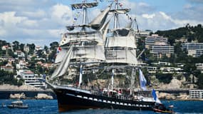 Le Belem, navire qui transporte la flamme olympique, lors de la parade maritime en rade de Marseille avant son arrivée dans le Vieux-Port, le 8 mai 2024