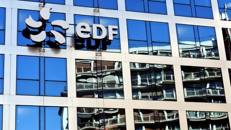 Le logo EDF sur une façade le 15 février 2019 à Paris