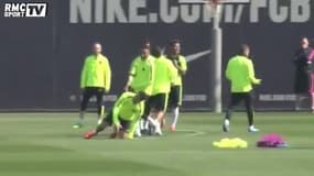 Neymar sanctionne Suarez avec un coup de pied