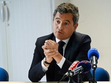 Le ministre de l'Intérieur Gérald Darmanin donne une conférence de presse le 5 mai 2022 à Bousbecque, dans le Nord, pour annoncer sa candidature aux législatives