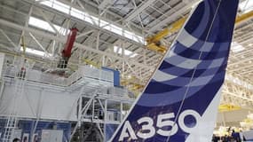 Chaîne d'assemblage de l'A350 à Toulouse. Le premier vol du futur long-courrier d'Airbus, conçu pour concurrencer les familles 787 de l'américain Boeing, aura lieu vendredi 14 juin. /Photo d'archives/REUTERS/Jean-Philippe Arles