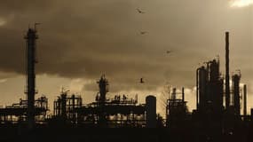 La raffinerie Petroplus du Cressier, près de Neuchâtel, en Suisse. Les syndicats menacent de mener des actions "coup de poing" si rien n'est fait pour sauvegarder l'emploi dans les raffineries du groupe Petroplus menacées de fermeture en Europe après le g