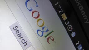 La justice française a condamné Google pour diffamation après la plainte d'un homme dont le nom était accolé aux mots "viol", "condamné" ou "prison" dans les suggestions de recherche du moteur sur internet. /Photo d'archives/REUTERS/Mike Blake