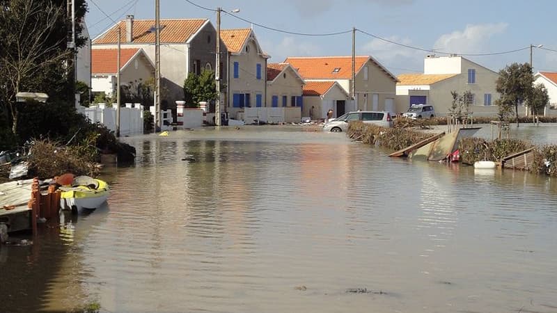Une rue innondée à Fouras, en Charente-Maritime