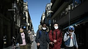Des élèves passent masqués dans une rue de Bordeaux, le 5 novembre 2020