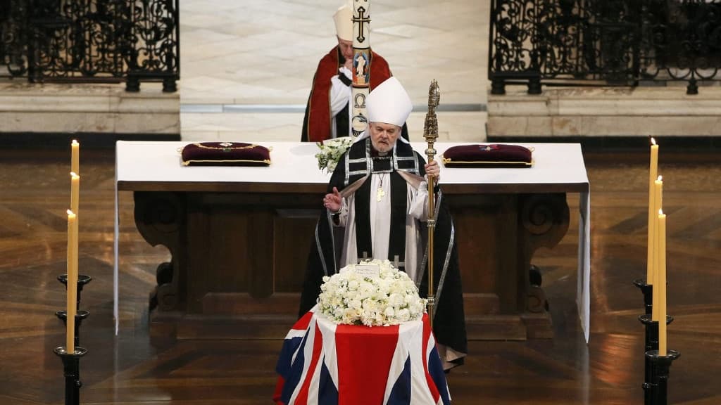 L'archevêque de Londres Richard Chartres lors des funérailles de Margaret Thatcher dans la cathédrale Saint-Paul, dans le centre de Londres, le 17 avril 2013. L'archevêque de Londres Richard Chartres lors des funérailles de Margaret Thatcher dans la cathédrale Saint-Paul, dans le centre de Londres, le 17 avril 2013.