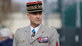 Le chef d'état-major des armées, le général Thierry Burkhard, lors d'une cérémonie en hommage au gendarme du GIGN tué lors d'une opération de lutte contre l'orpaillage illégal en Guyane, à Versailles, le 31 mars 2023