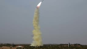 Photo non datée transmise par l'agence officielle nord-coréenne (KNCA) le 2 avril 2016, montrant un test de lancement d'un missile dont la localisation est inconnue