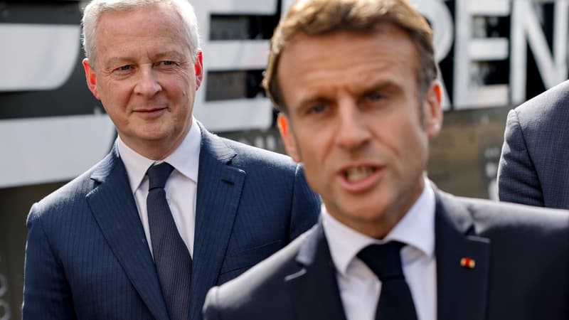 Le ministre français de l'Économie et des Finances Bruno le Maire (à gauche) écoute le président français Emmanuel Macron (à droite) s'adressant aux médias lors d'une visite à l'usine Eurenco de la société de poudres et d'explosifs à Bergerac, dans le sud-ouest de la France, le 11 avril 2024.