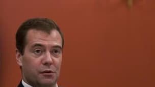 Le président russe Dmitri Medvedev a jugé vendredi que les dirigeants syriens devraient quitter le pouvoir s'ils n'étaient pas capables de mettre en oeuvre les réformes promises. /Photo prise le 6 octobre 2011/REUTERS/Alexander Zemlianichenko/Pool