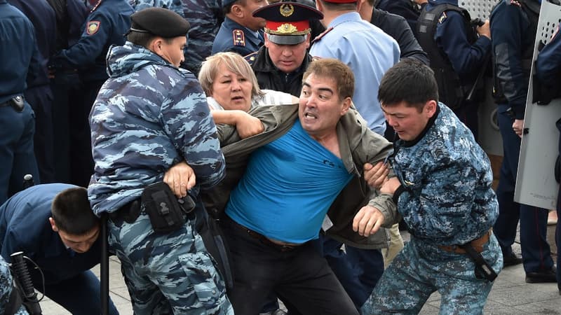 Des policiers en pleine arrestation, ce dimanche au Kazakhstan.