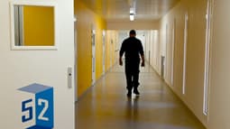 Un gardien dans un couloir de la prison des Baumettes, le 13 février 2021 à Marseille. Image d'illustration.
