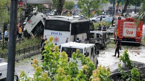 Des secours et les forces de l'ordre examinent le quartier Vezneciler dans le coeur d'Istanbul, où un attentat à la bombe faisant 11 morts et 36 blessés a eu lieu, le 7 juin 2016. 