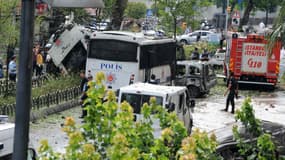 Des secours et les forces de l'ordre examinent le quartier Vezneciler dans le coeur d'Istanbul, où un attentat à la bombe faisant 11 morts et 36 blessés a eu lieu, le 7 juin 2016. 