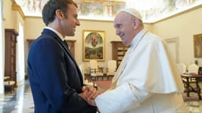 Le pape François accueille le président français Emmanuel Macron au Vatican, le 26 novembre 2021.