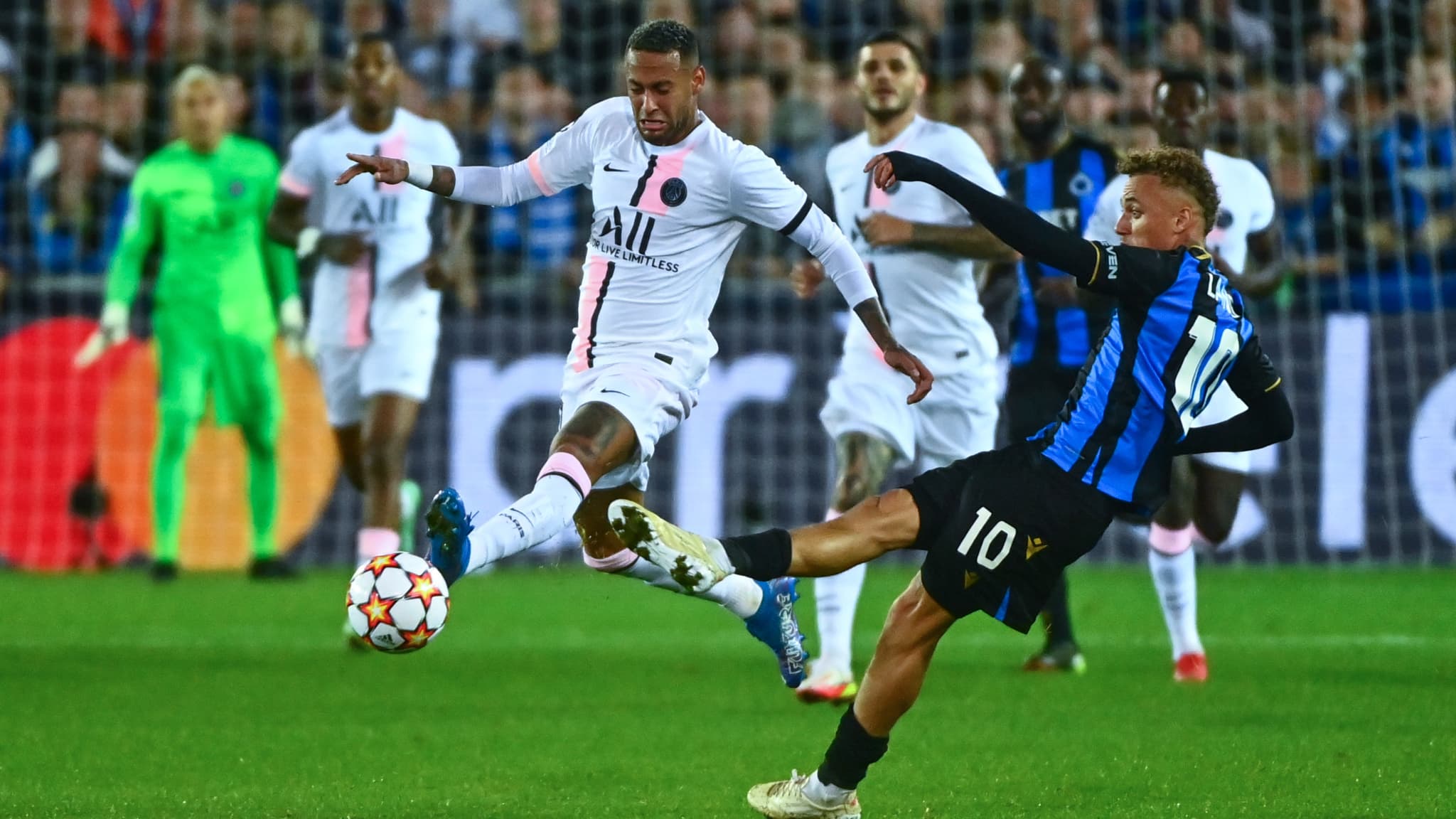 Noa Lang face à Neymar