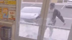 Francis Ngannou fracasse involontairement la porte d’un magasin de Las Vegas, octobre 2023