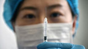 Une infirmière prépare une seringue de vaccin anti-Covid Sinovac le 5 janvier 2021 à Yantai, dans la province du Shandong, en Chine