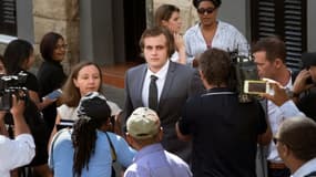 Henri van Breda (C) arrive au tribunal de Cape Town avec son avocate Lorinda van Niekerk, le 27 mars 2016