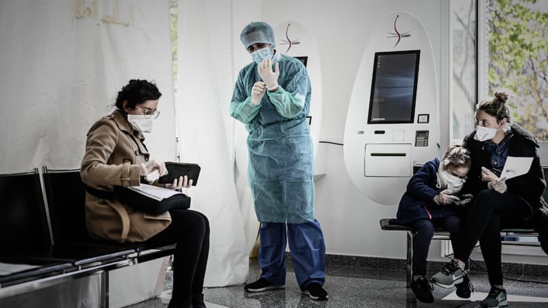 Des personnes en attente d'être testées à Paris, le 27 mars 2020.